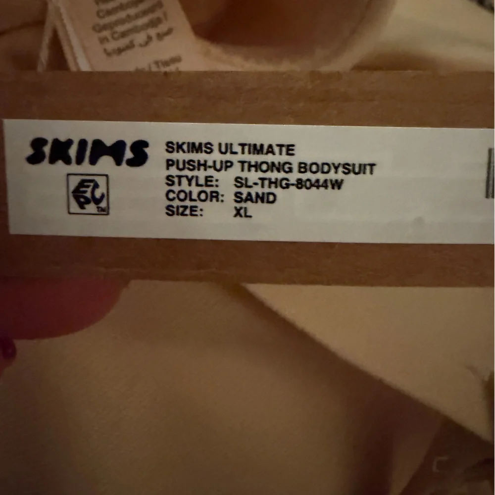 SKIMS ULTIMATE BODY
PUSH-UP THONG BODYSUIT XL SAND - Picture 5 of 6